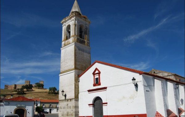Dorfkirche mit Festung